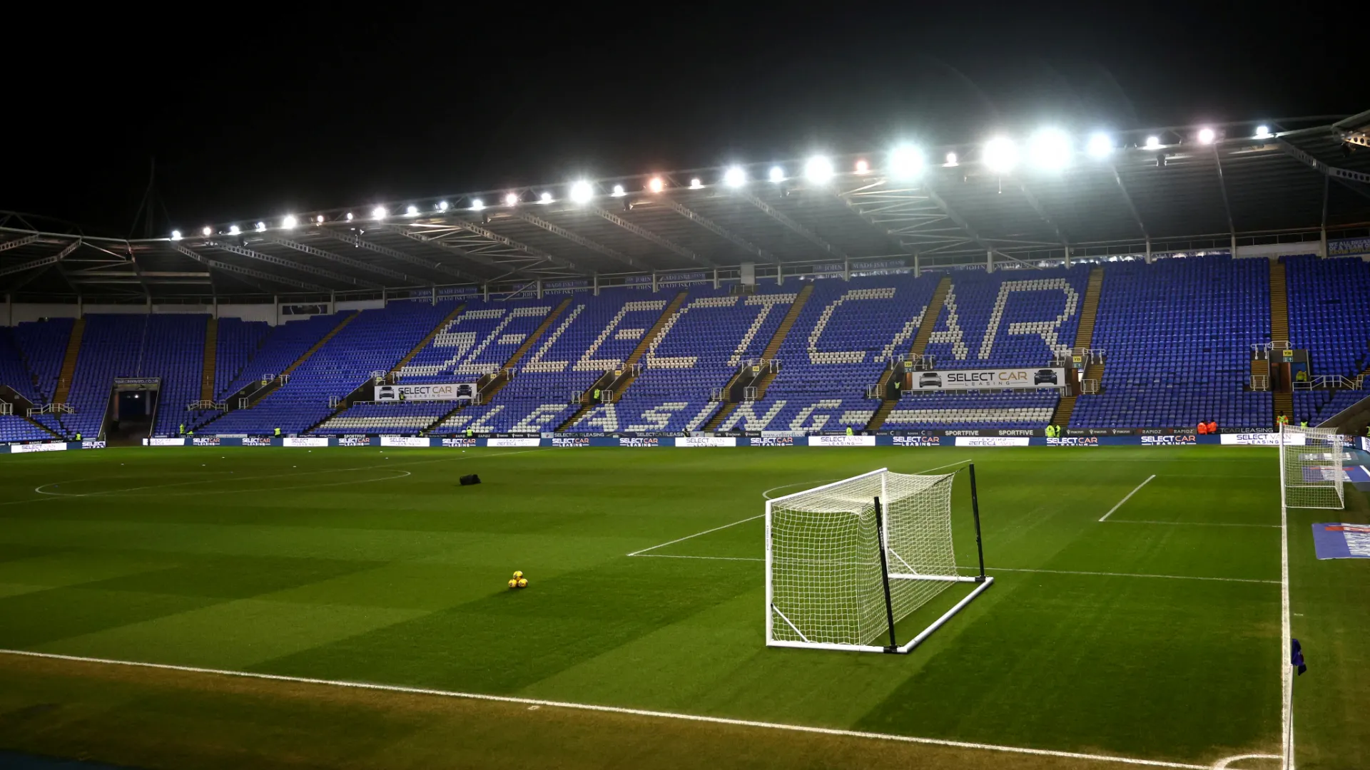 Select Car Leasing Stadium — sân nhà của Reading, nơi cần những kết quả tốt hơn để vực dậy bầu không khí cổ vũ