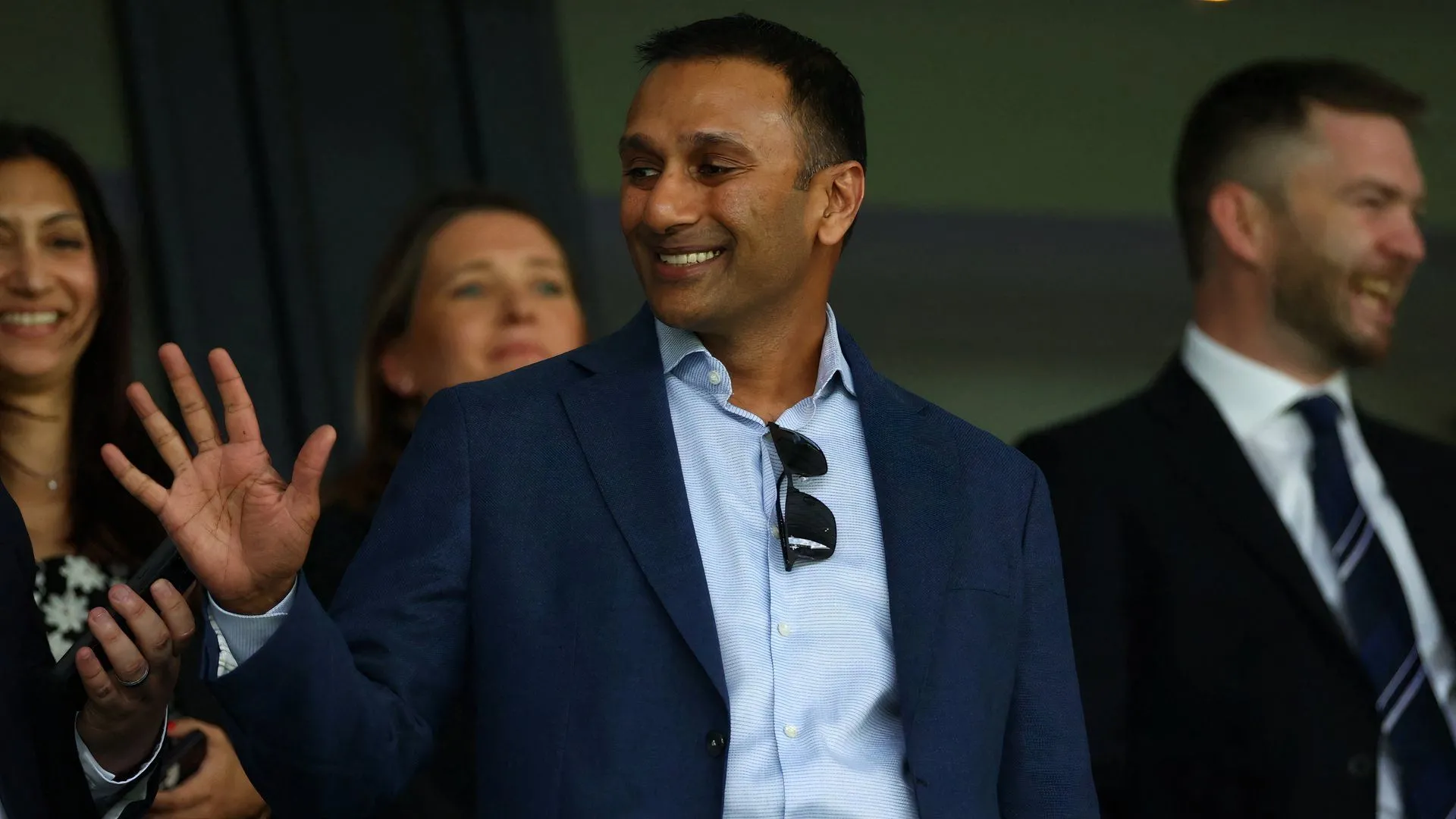 Shilen Patel trên khán đài The Hawthorns, phản ứng với màn trình diễn của West Brom