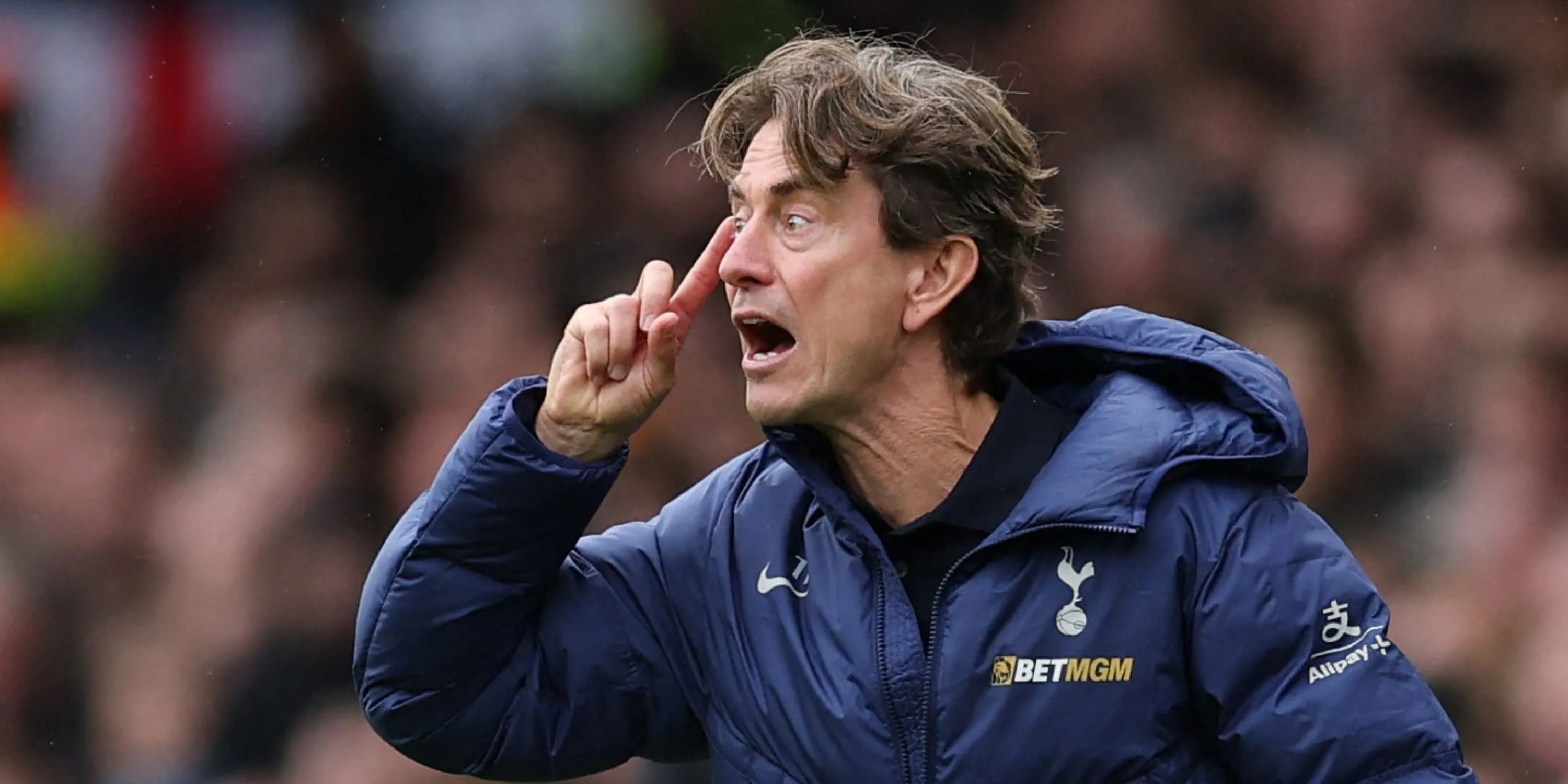 Thomas Frank chỉ đạo đội hình Tottenham trong hiệp một