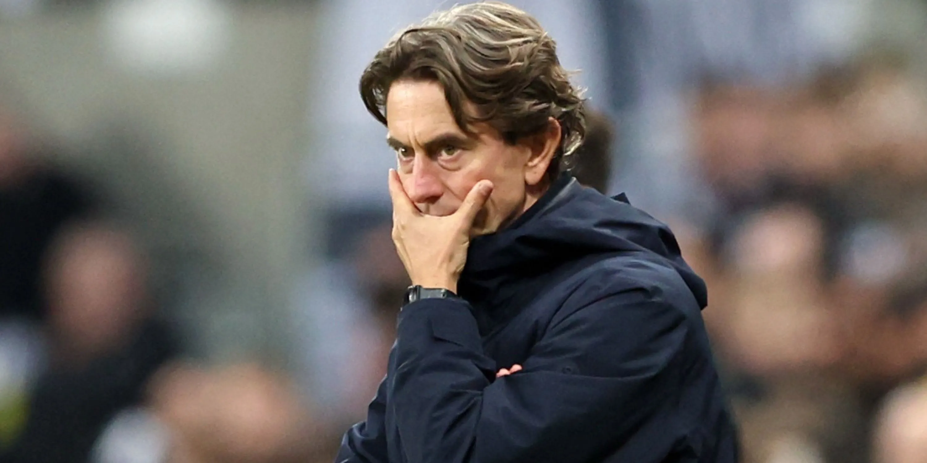 Thomas Frank quan sát học trò trong trận đấu với Newcastle