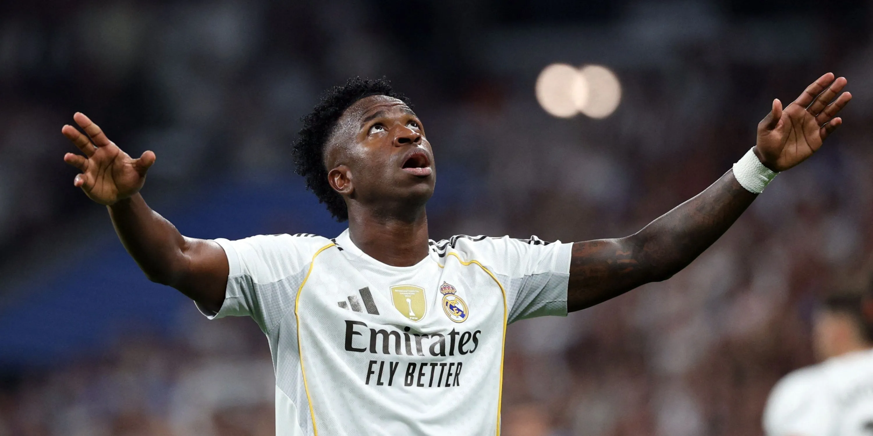 Vinícius Júnior chạy cánh cho Real Madrid với biểu cảm quyết tâm trong trận đấu La Liga