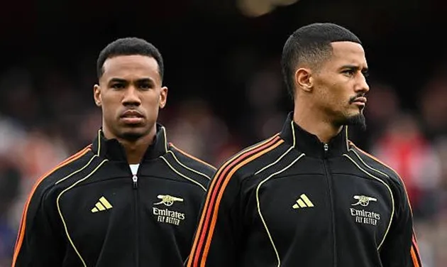 William Saliba khống chế bóng, phản ứng nhanh trong tình huống phòng ngự cho Arsenal