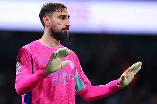 Gianluigi Donnarumma nằm sân giả chấn thương trong trận Man City vs Leeds