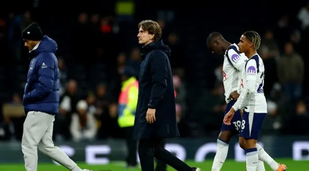 HLV Frank của Tottenham rời sân trong nỗi thất vọng